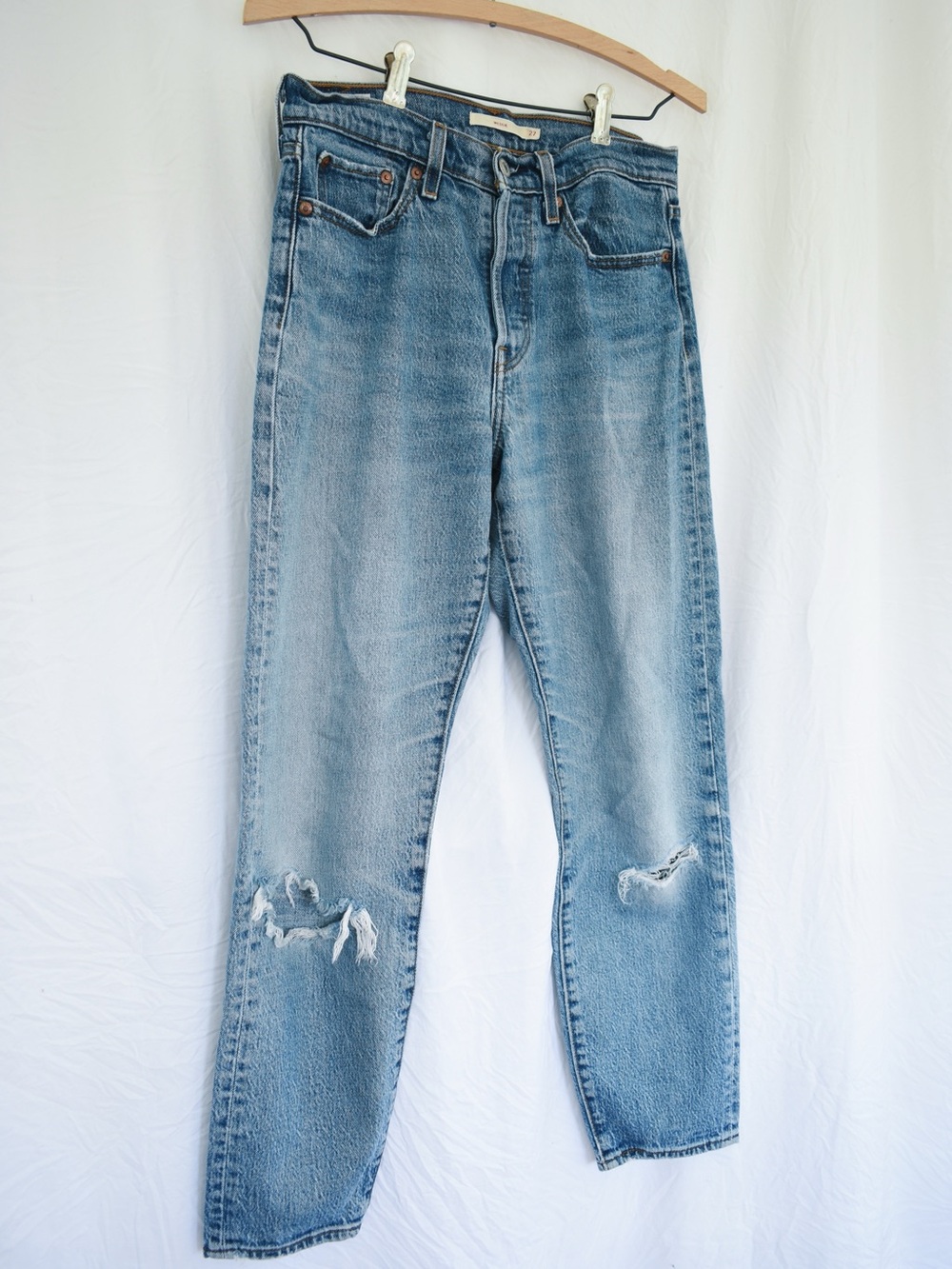 Levi’s Wedgie Straight Jeans in Light/Medium Wash